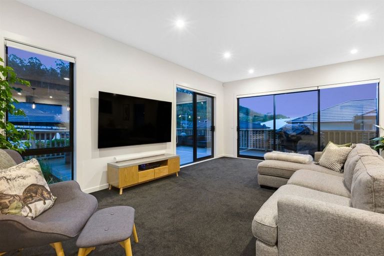 Photo of property in 5 Hull Place, Whitby, Porirua, 5024