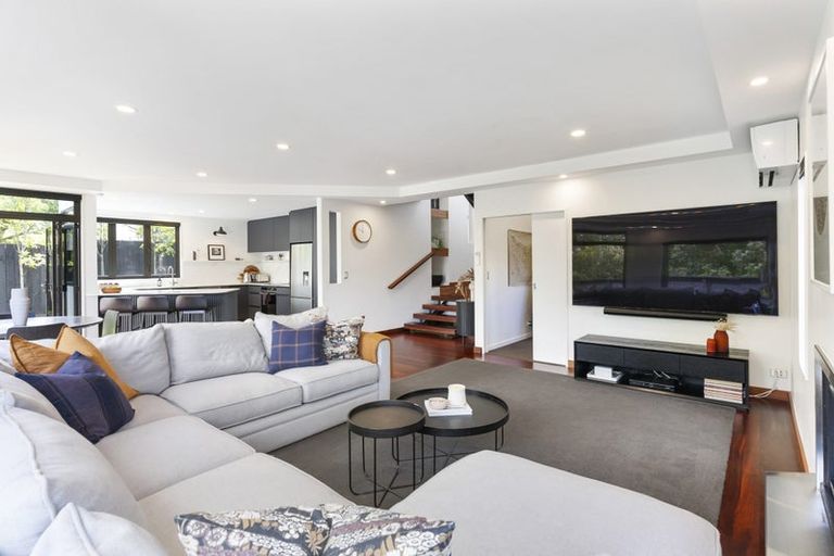 Photo of property in 25a Barron Drive, Green Bay, Auckland, 0604