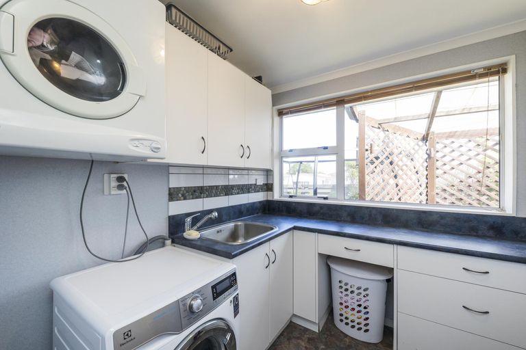 Photo of property in 5 Wairau Place, Kelvin Grove, Palmerston North, 4414