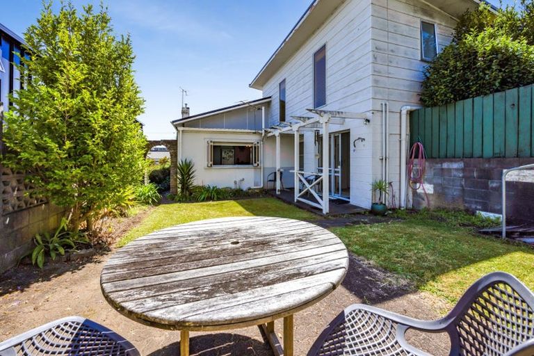 Photo of property in 44 Gilbert Street, New Plymouth, 4310