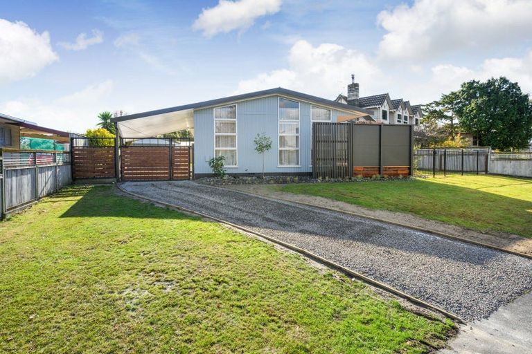 Photo of property in 9 Pinedale Parade, Milson, Palmerston North, 4414