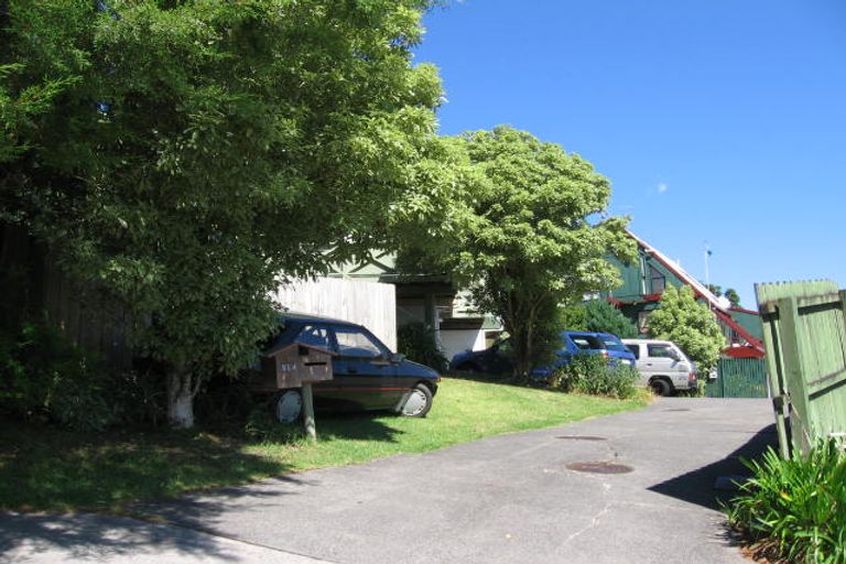 Photo of property in 1/21 Exeter Place, Unsworth Heights, Auckland, 0632