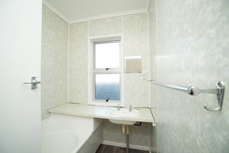 Photo of property in 3 Seddon Street, Takaro, Palmerston North, 4412