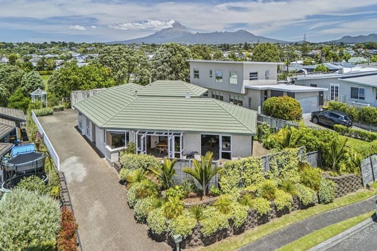 Photo of property in 8 Chatswood Grove, Fitzroy, New Plymouth, 4312