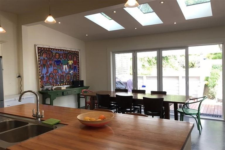 Photo of property in 58 Kelburn Parade, Kelburn, Wellington, 6012