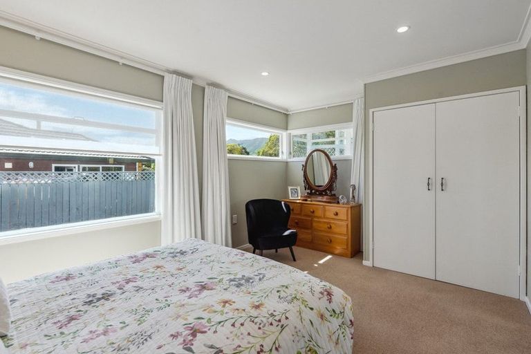Photo of property in 6 Kaikomako Road, Waikanae, 5036
