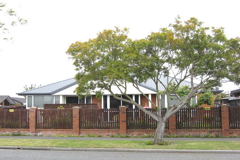 Photo of property in 2/49 Anglesea Avenue, Parklands, Christchurch, 8083