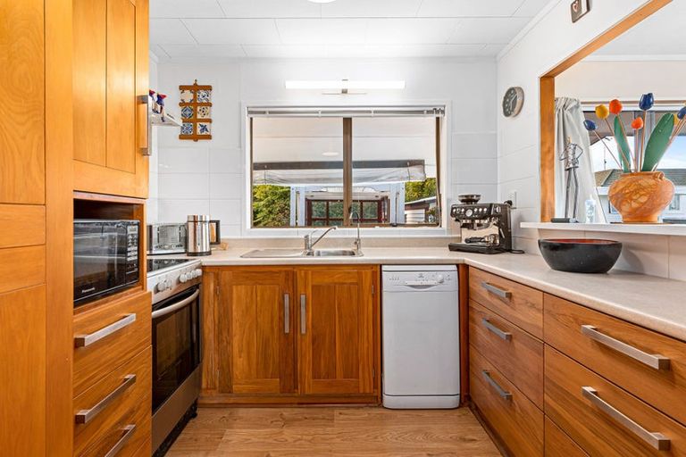 Photo of property in 2/4 Ross Avenue, Glenfield, Auckland, 0629