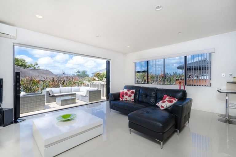 Photo of property in 23 Connemara Court, West Harbour, Auckland, 0618