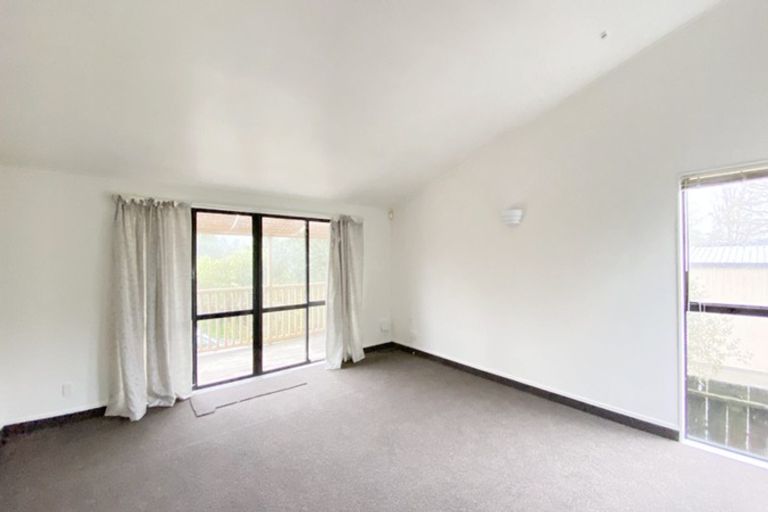 Photo of property in 16 Opanuku Road, Henderson Valley, Auckland, 0612