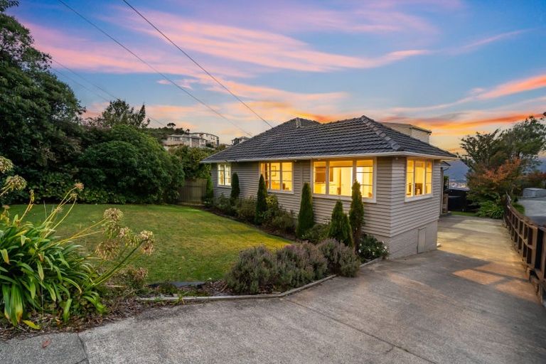 Photo of property in 7 Pokohiwi Road, Normandale, Lower Hutt, 5010