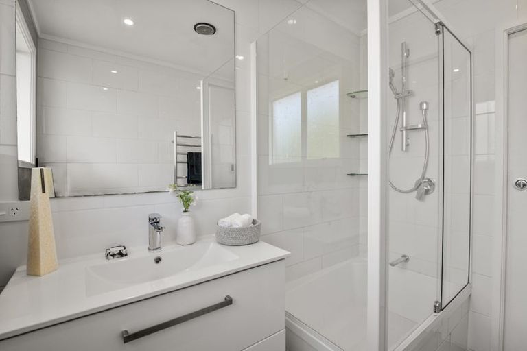 Photo of property in 15 Rosario Crescent, Red Beach, 0932