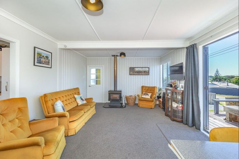 Photo of property in 28 Ngatiawa Street, Himatangi Beach, Foxton, 4891