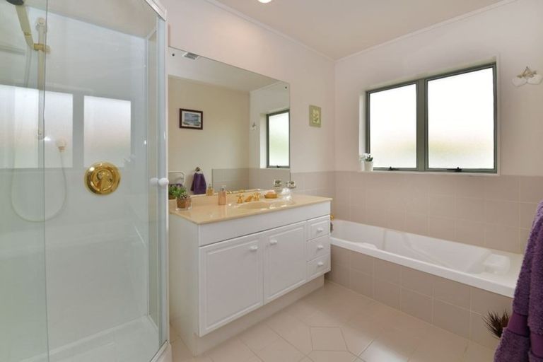 Photo of property in 138 Lakeside Drive, Orewa, 0931