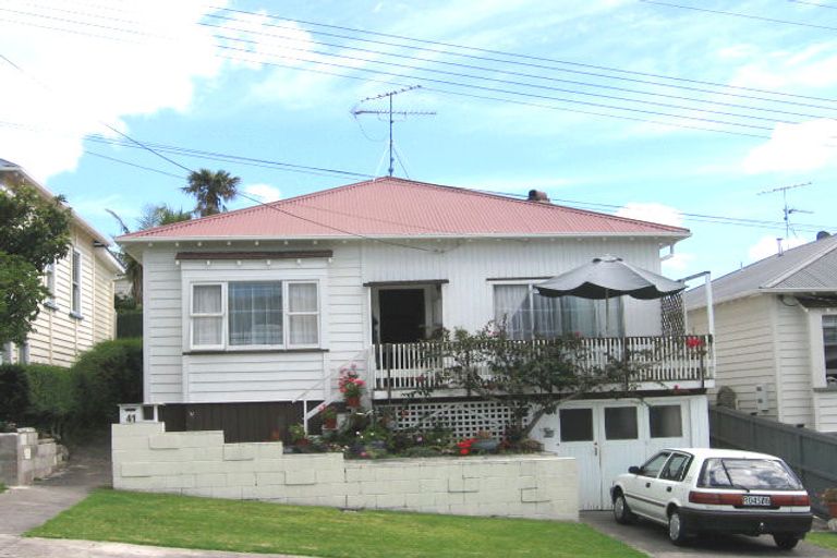 Photo of property in 41 Roslyn Terrace, Stanley Point, Auckland, 0624