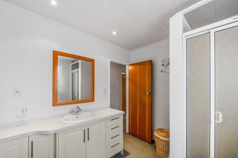 Photo of property in 28 Brightwater Crescent, Totara Park, Upper Hutt, 5018