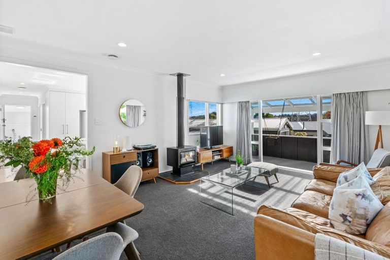 Photo of property in 37 Waimumu Road, Massey, Auckland, 0614