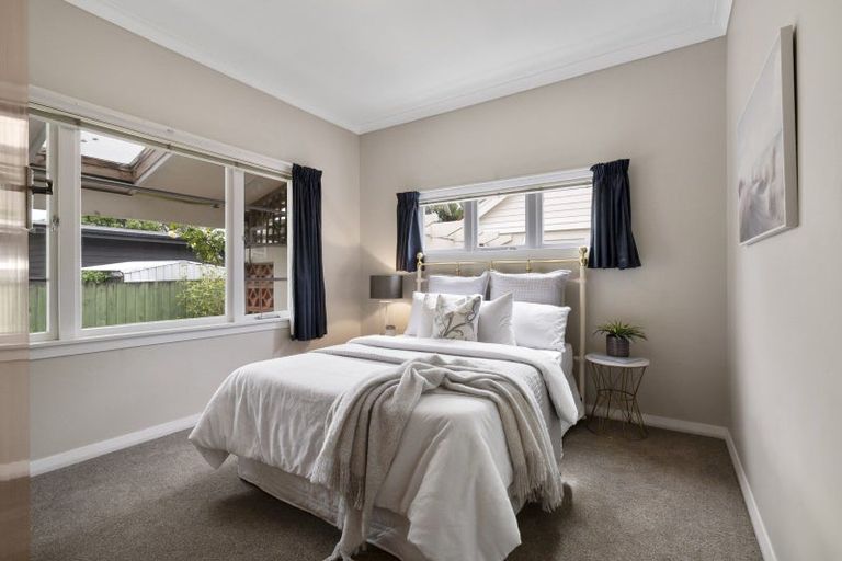 Photo of property in 5 Aokautere Drive, Fitzherbert, Palmerston North, 4410