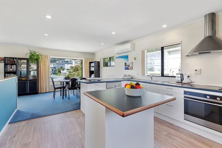 Photo of property in 2 Whitianga View, Paremata, Porirua, 5024