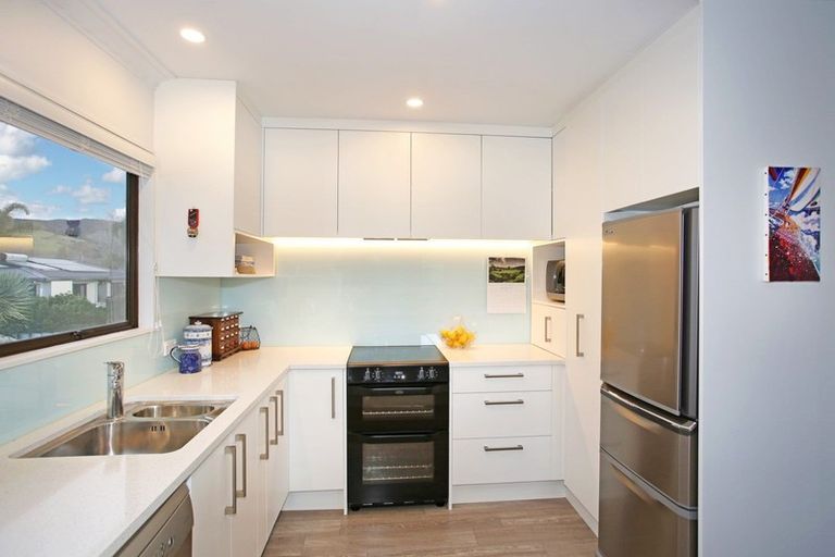 Photo of property in 8 Cottonwood Place, Kawakawa Bay, Papakura, 2585