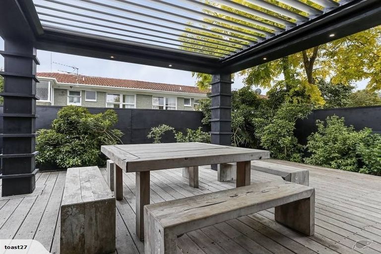 Photo of property in 2/27 Taharoto Road, Takapuna, Auckland, 0622