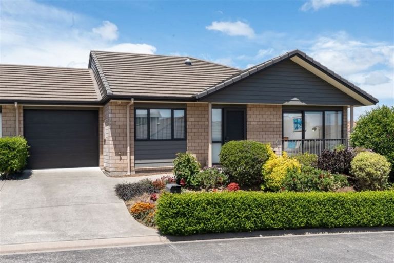 Photo of property in 5 Royalle Mews, Botany Downs, Auckland, 2010