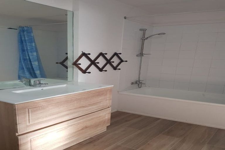 Photo of property in 11 Hauraki Crescent, Pinehill, Auckland, 0632