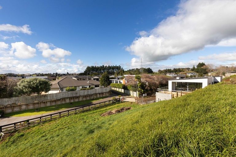 Photo of property in 7b Montrose Place, Highlands Park, New Plymouth, 4312