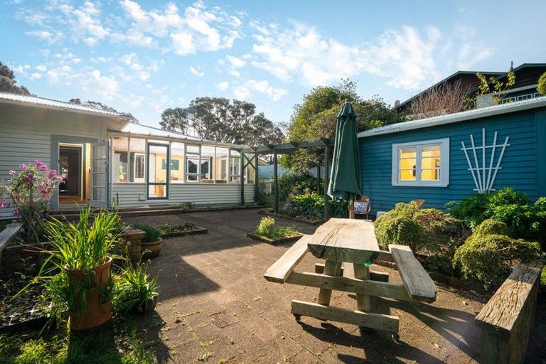 Photo of property in 72 Wellington Road, Paekakariki, 5034