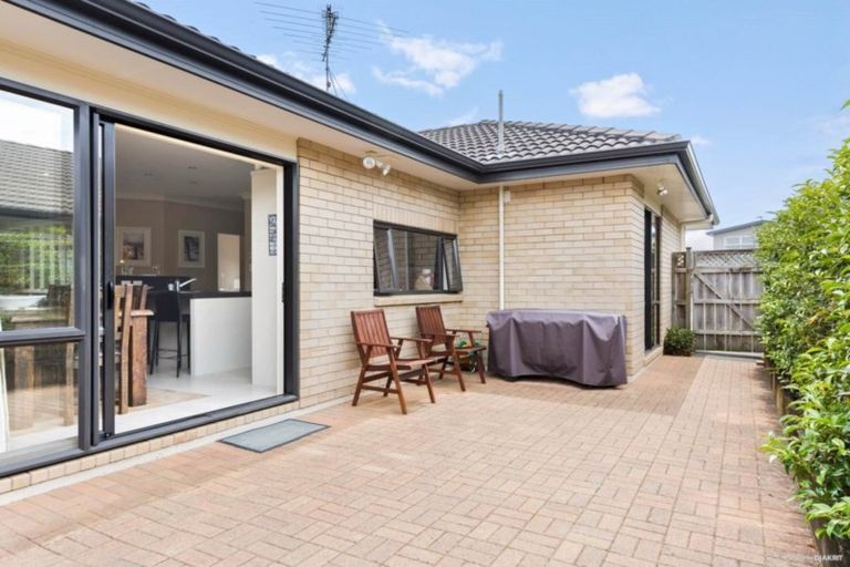 Photo of property in 52 Stranraer Crescent, Wattle Downs, Auckland, 2103