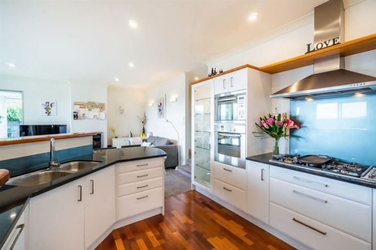 Photo of property in 160 Kittiwake Drive, Schnapper Rock, Auckland, 0632