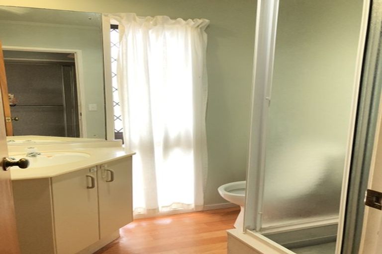 Photo of property in 10 Ronald Macken Place, Windsor Park, Auckland, 0632