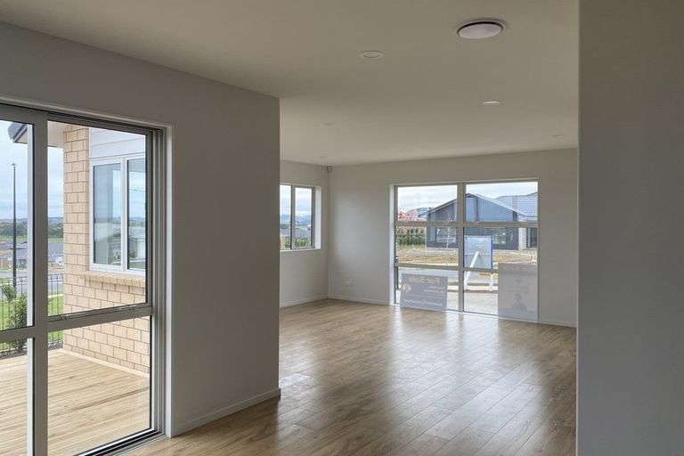 Photo of property in 51 Twin Parks Rise, Papakura, 2110