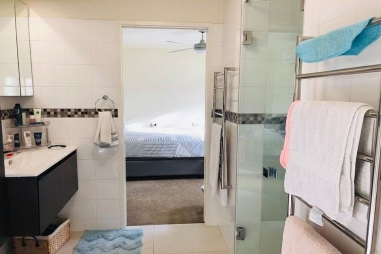 Photo of property in 117a Carlisle Road, Northcross, Auckland, 0632