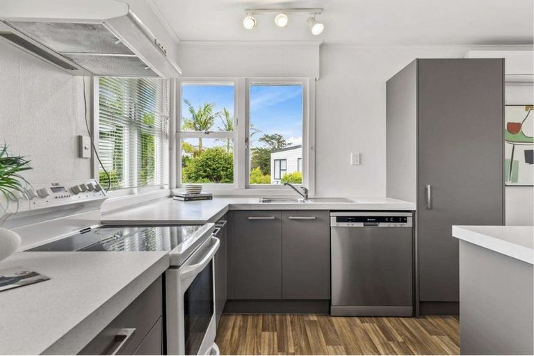 Photo of property in 2/111 Hobsonville Road, West Harbour, Auckland, 0618