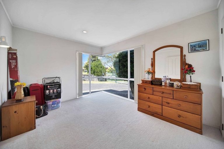 Photo of property in 11 Perotti Place, Conifer Grove, Takanini, 2112