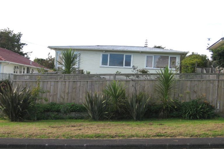Photo of property in 2/8 Wharf Road, Te Atatu Peninsula, Auckland, 0610