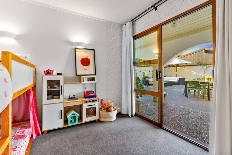 Photo of property in 84 Chelsea View Drive, Chatswood, Auckland, 0626