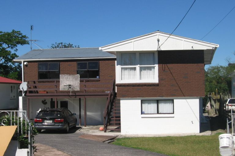 Photo of property in 15 Kuaka Place, New Lynn, Auckland, 0600