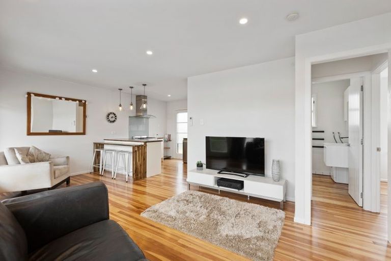 Photo of property in 2/116 Beach Haven Road, Beach Haven, Auckland, 0626