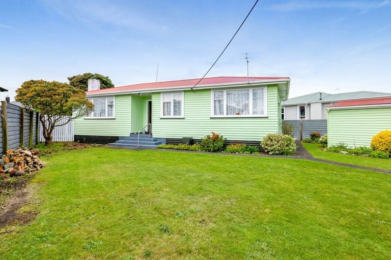 Photo of property in 10 Bone Crescent, Hawera, 4610
