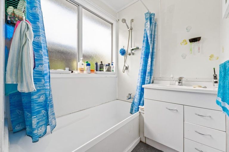 Photo of property in 18 Peterhouse Place, West Harbour, Auckland, 0618