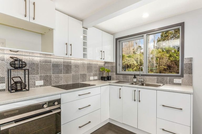 Photo of property in 21 Paekakariki Hill Road, Pauatahanui, Porirua, 5381