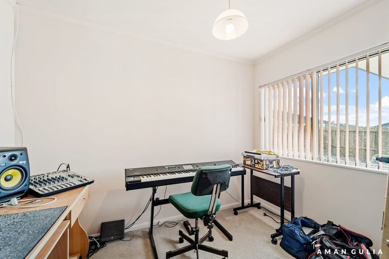 Photo of property in 32 Heversham Place, Glendene, Auckland, 0602