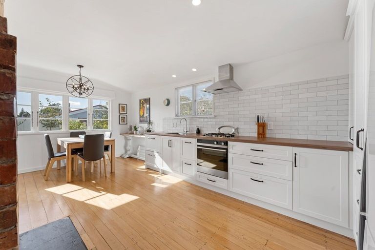 Photo of property in 9 Mayfair Place, Westown, New Plymouth, 4310