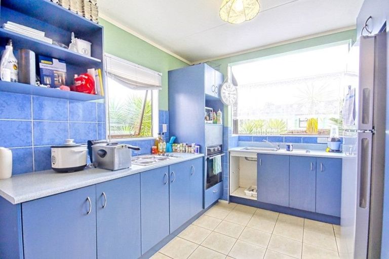 Photo of property in 28 Dungarvon Place, Clendon Park, Auckland, 2103