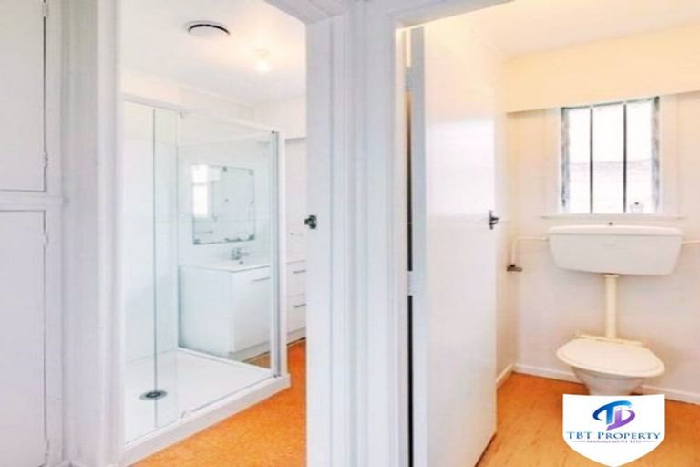 Photo of property in 2/16 Blacklock Avenue, Henderson, Auckland, 0612