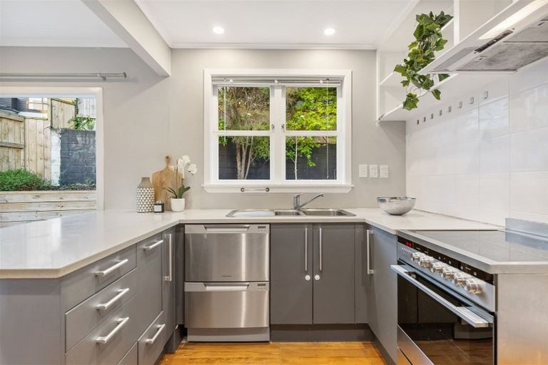 Photo of property in 1/114 Nile Road, Milford, Auckland, 0620