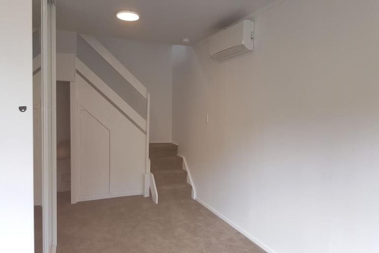 Photo of property in 35 Barker Rise, Northcross, Auckland, 0632