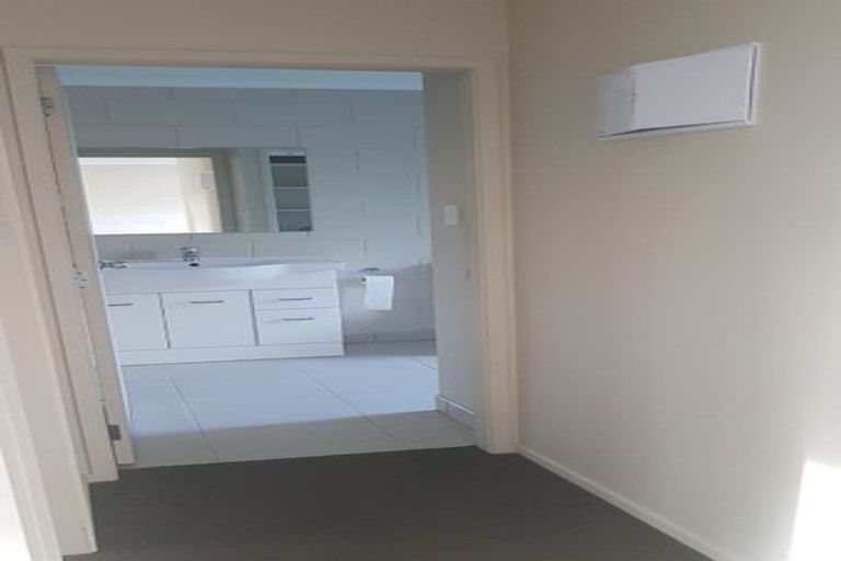 Photo of property in 52 Maungaraki Road, Korokoro, Lower Hutt, 5012